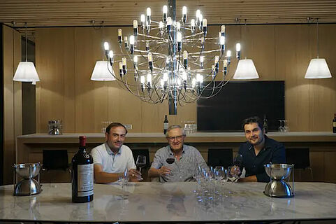 Vinsmagning ved bordet på Balestard La Tonnelle